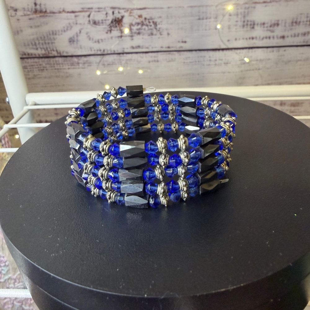 Magnetic Black and Blue Beaded Bracelet - Picture 3 of 6